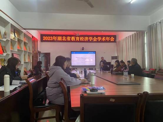 餐厅里的人们中度可信度描述已自动生成