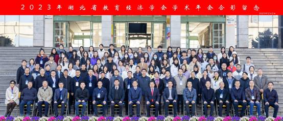 一群人站在一起描述已自动生成